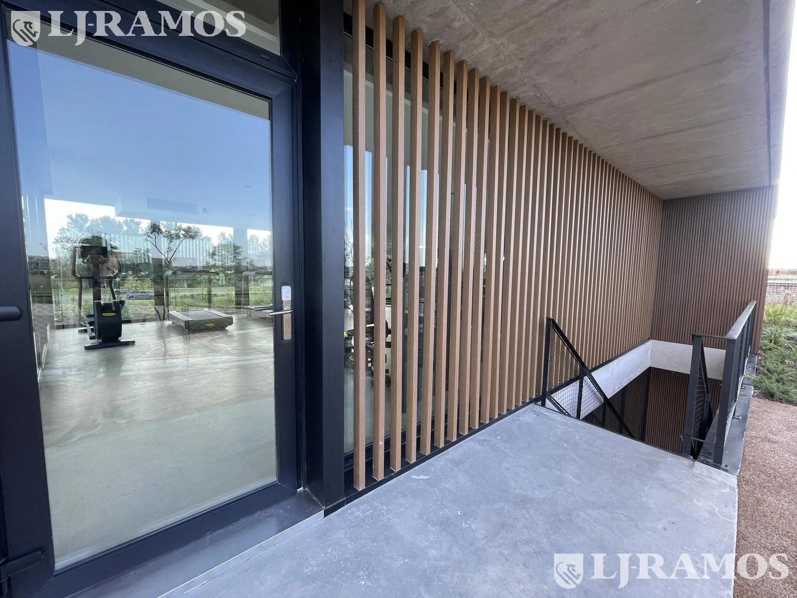 LOTE DE 905 M2 - A LA LAGUNA - EN VENTA EN LOS PUENTES NORDELTA foto 2