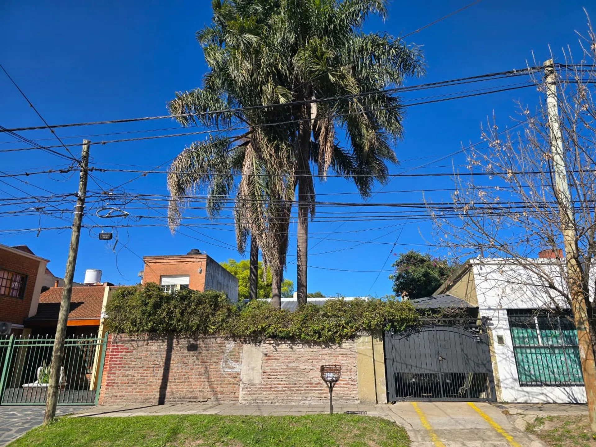 CASA 3 AMBIENTES VENTA JARDIN COCHERA - MORENO foto 3