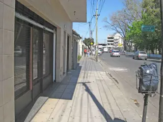 V582 Haedo Venta con Renta Local a la calle frente al Instituto de Haedo foto 2
