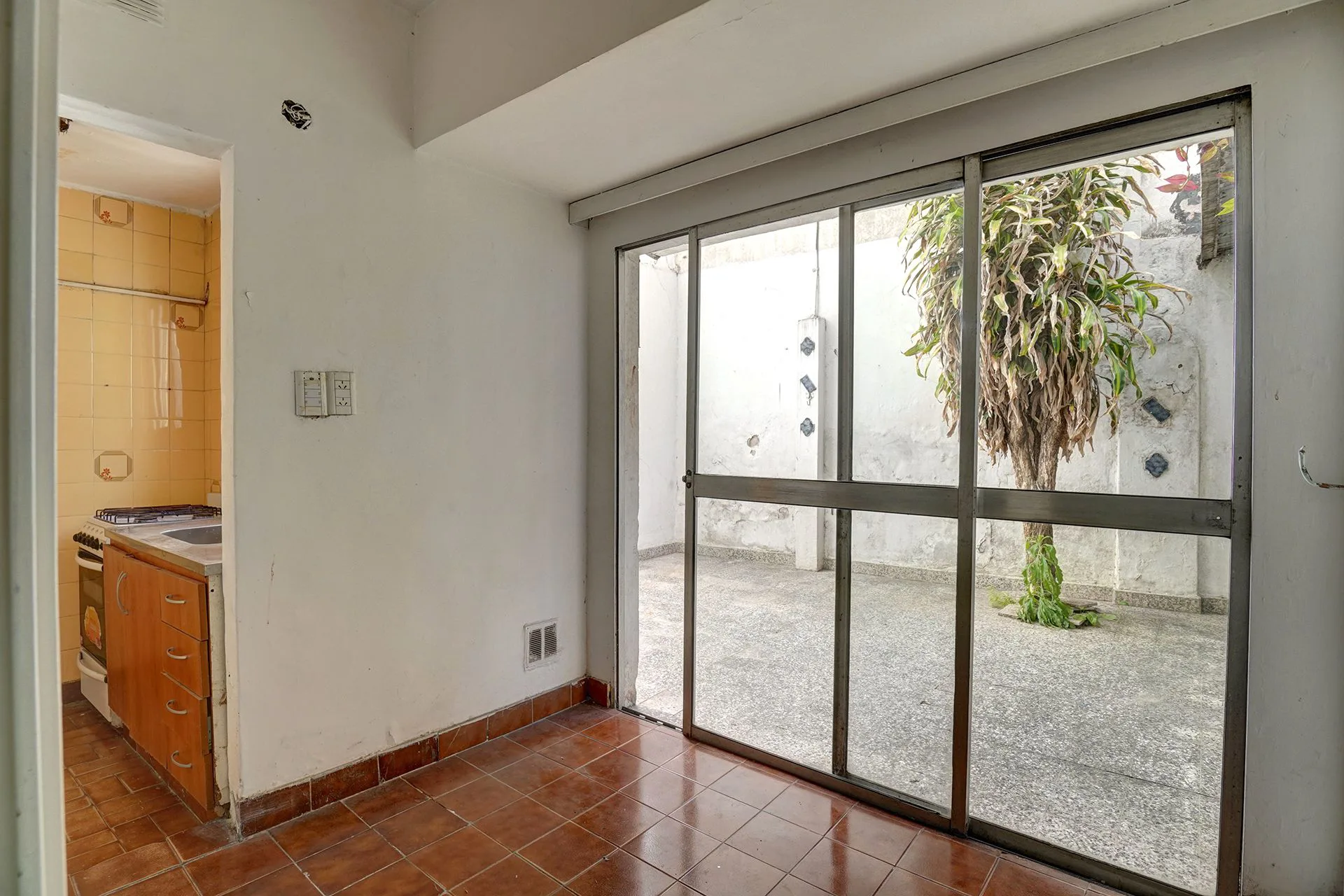 VENTA DEPTO 3 AMB CON PATIO A REFACCIONAR FLORES foto 3
