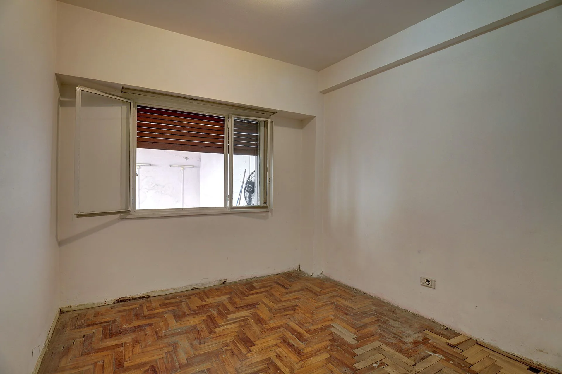 VENTA DEPTO 3 AMB CON PATIO A REFACCIONAR FLORES foto 4