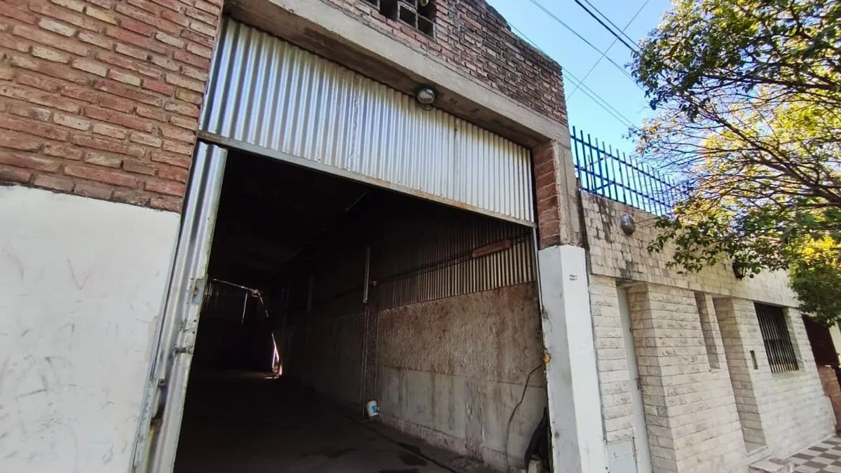 VENTA GALPON ALTO ALBERDI 200 M2 EXC UBICACION foto 2