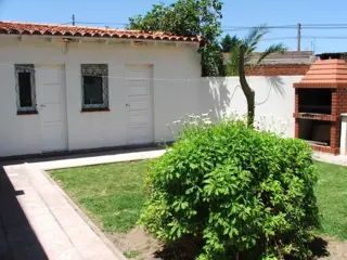 Casa en Zona 4 P/ 4 personas. Con Parque foto 1