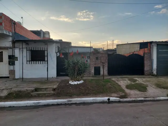 se vende casa en Gonzáles Catan con 3 ambientes