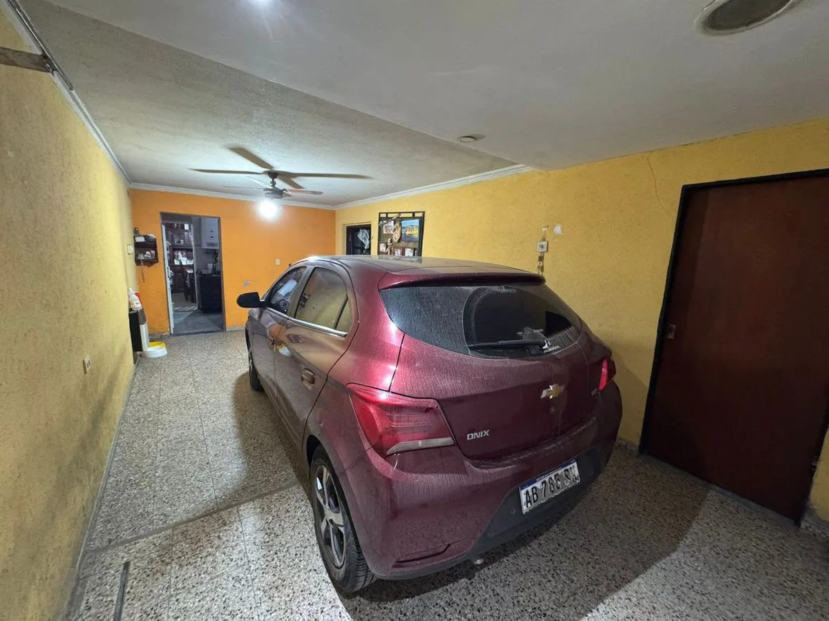 SE VENDE CASA DOS DORMITORIOS Y COCHERA foto 2