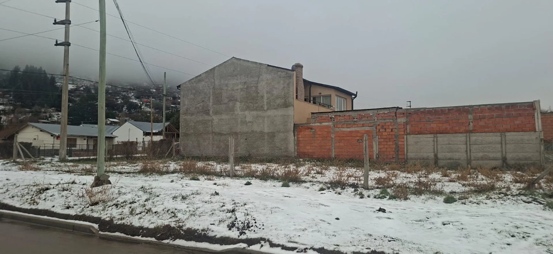 Lote en esquina sobre arteria principal de Esquel foto 3