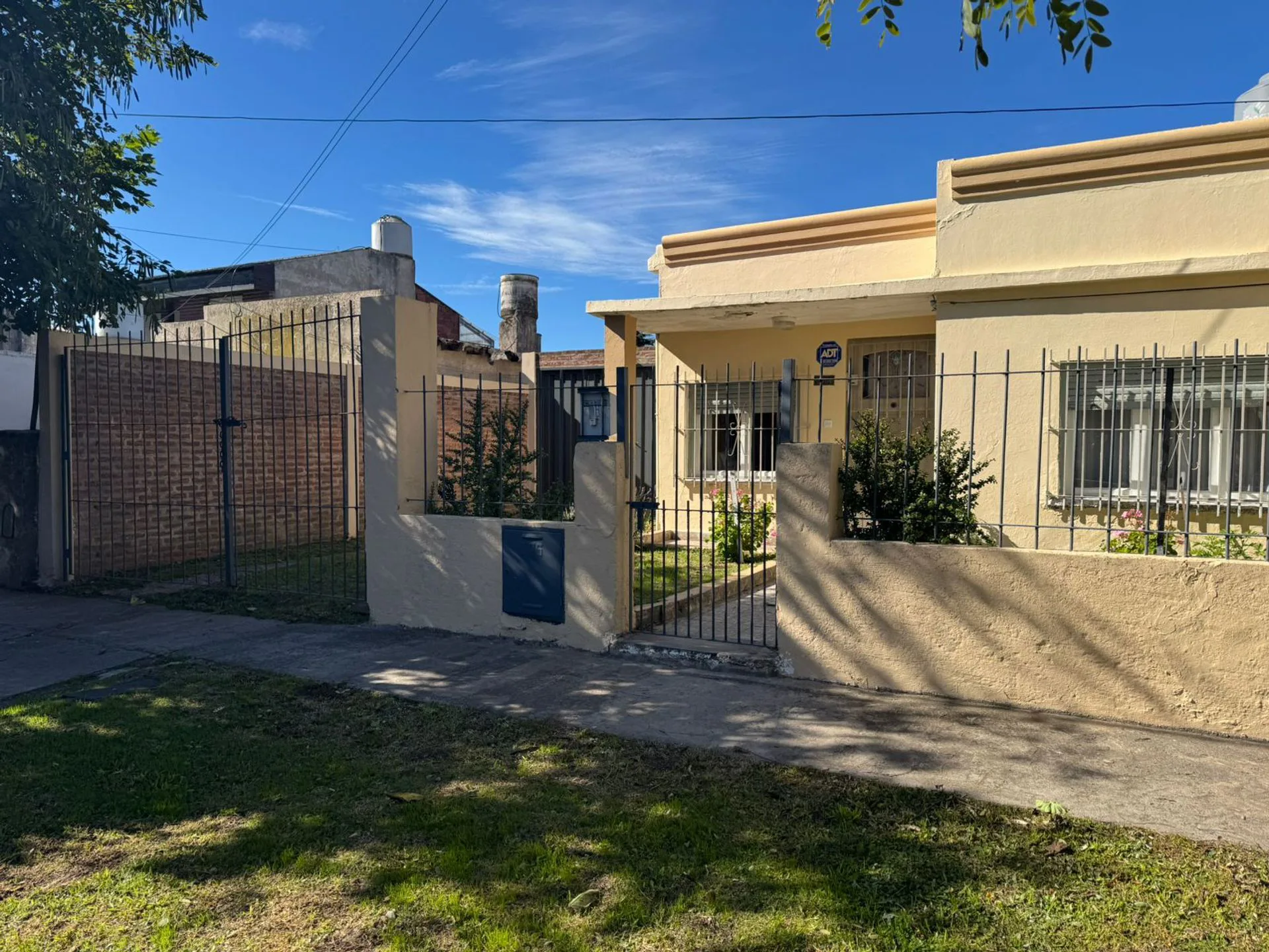 VENTA CASA 3 AMB CON PATIO Y COCHERA foto 2