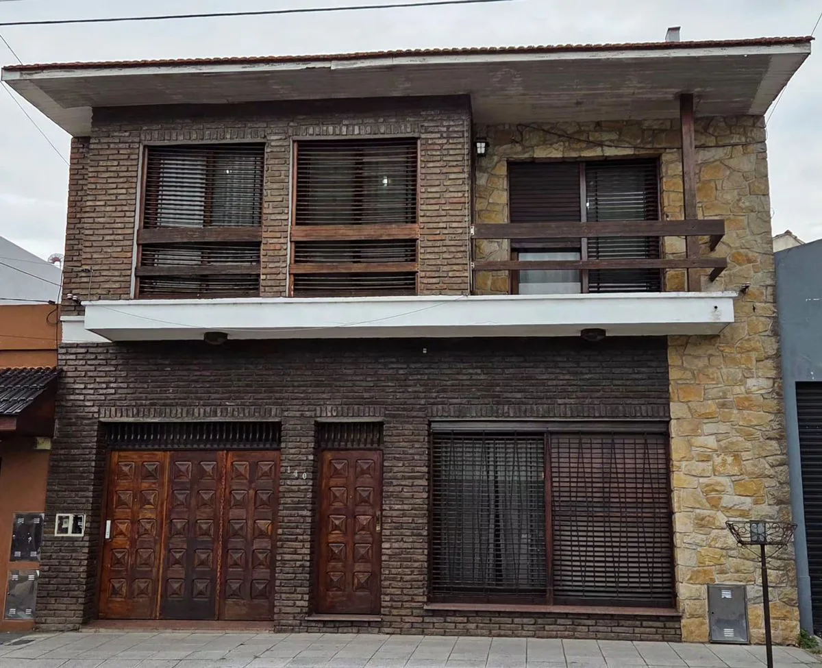VENTA CHALET 6 AMBIENTES CON JARDÍN Y COCHERA foto 4