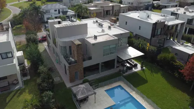 VENTA CASA 8 AMBIENTES VALVEDEZ BARRIO PRIVADO