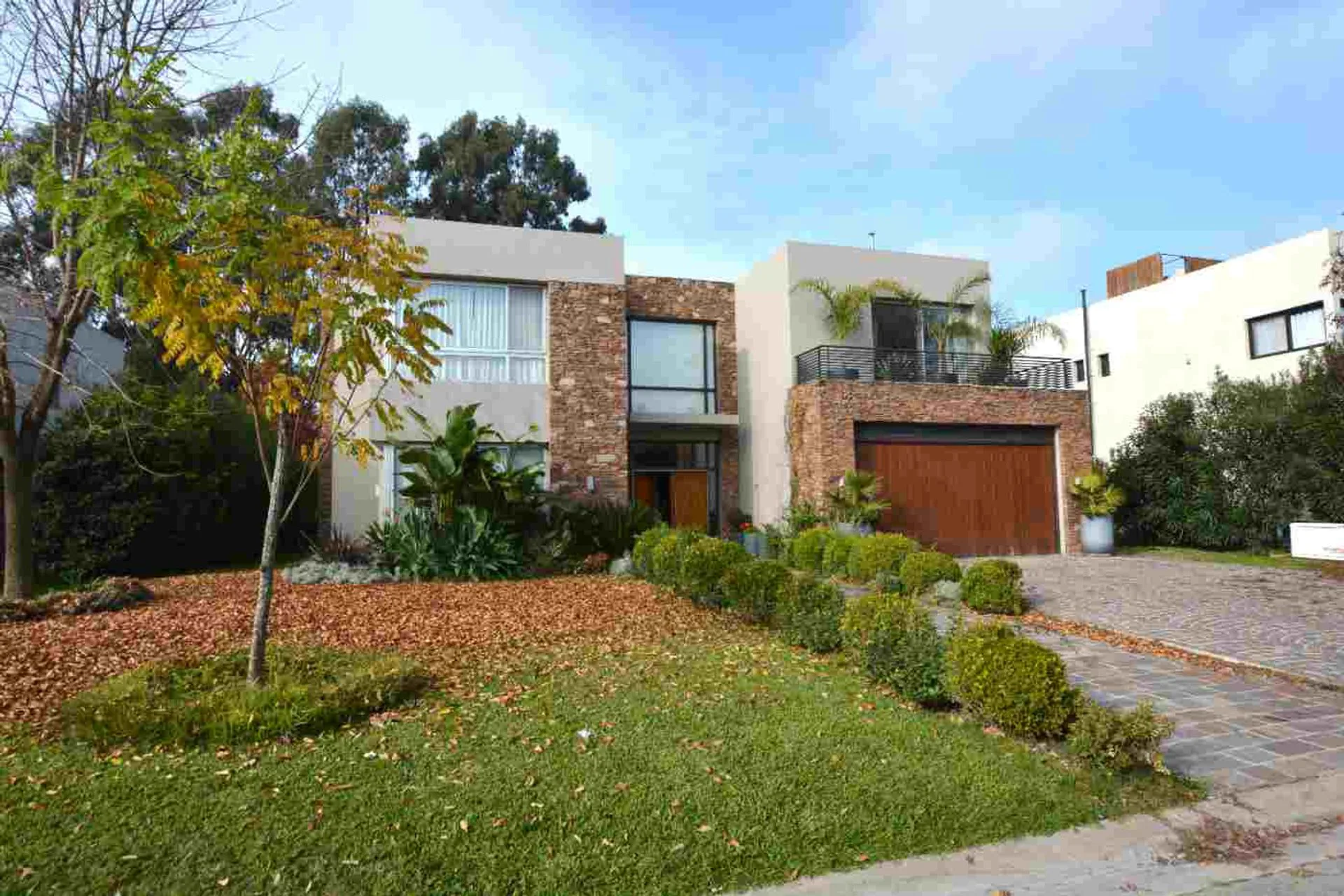 VENTA CASA 8 AMBIENTES VALVEDEZ BARRIO PRIVADO foto 2