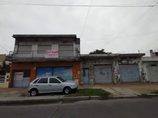 EXCELENTE PROPIEDAD EN BLOCK:VIVIENDA + GALPÓN AL FONDO, CON PATIO LIBRE Y ENTRADA DE AUTO PASANTE. foto 1