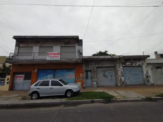EXCELENTE PROPIEDAD EN BLOCK:VIVIENDA + GALPÓN AL FONDO, CON PATIO LIBRE Y ENTRADA DE AUTO PASANTE.