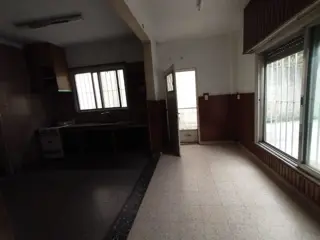 EXCELENTE PROPIEDAD EN BLOCK:VIVIENDA + GALPÓN AL FONDO, CON PATIO LIBRE Y ENTRADA DE AUTO PASANTE. foto 2