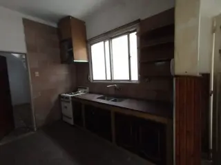 EXCELENTE PROPIEDAD EN BLOCK:VIVIENDA + GALPÓN AL FONDO, CON PATIO LIBRE Y ENTRADA DE AUTO PASANTE. foto 3