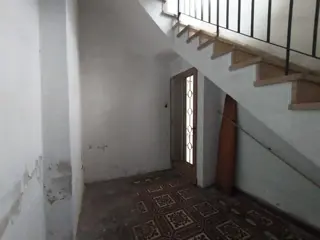 EXCELENTE PROPIEDAD EN BLOCK:VIVIENDA + GALPÓN AL FONDO, CON PATIO LIBRE Y ENTRADA DE AUTO PASANTE. foto 4