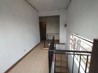 EXCELENTE PROPIEDAD EN BLOCK:VIVIENDA + GALPÓN AL FONDO, CON PATIO LIBRE Y ENTRADA DE AUTO PASANTE. foto 5