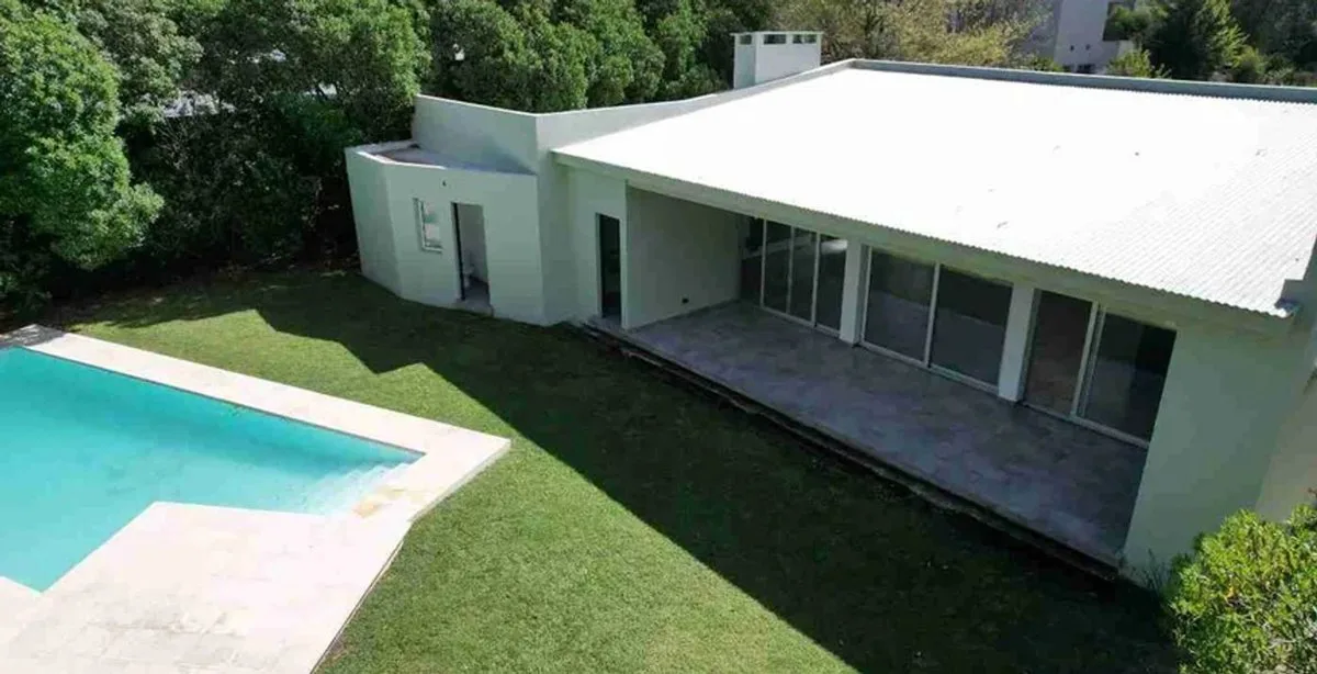 VENTA CASA CON PILETA A ESTRENAR - LA CANDIDA
