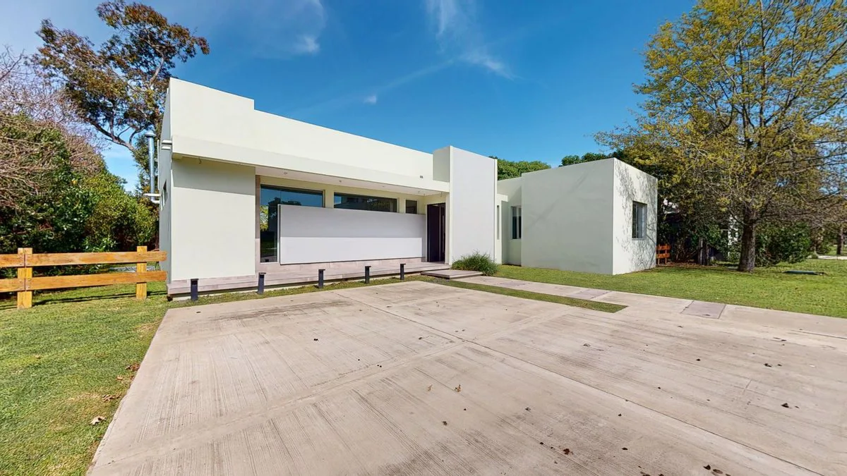 VENTA CASA CON PILETA A ESTRENAR - LA CANDIDA foto 2