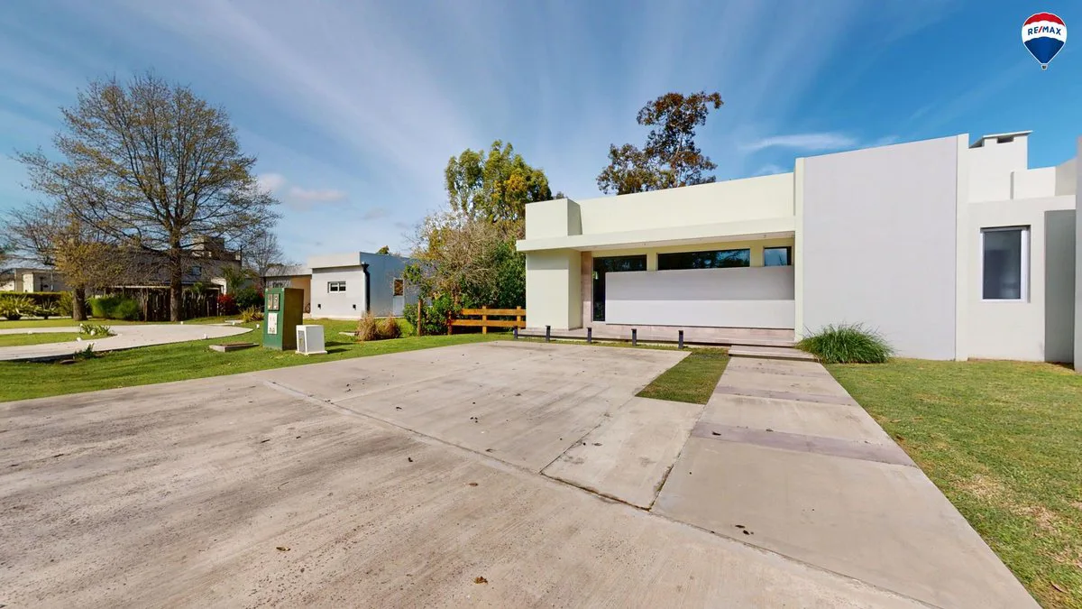 VENTA CASA CON PILETA A ESTRENAR - LA CANDIDA foto 3