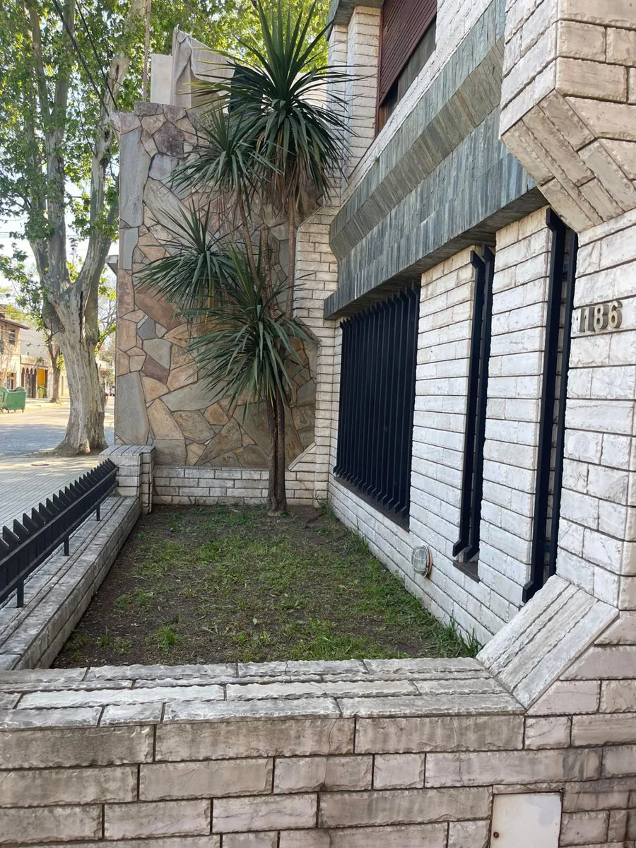 CASA 4 DORMITORIOS  JARDIN 2 COCHERAS TIRO SUIZO foto 2