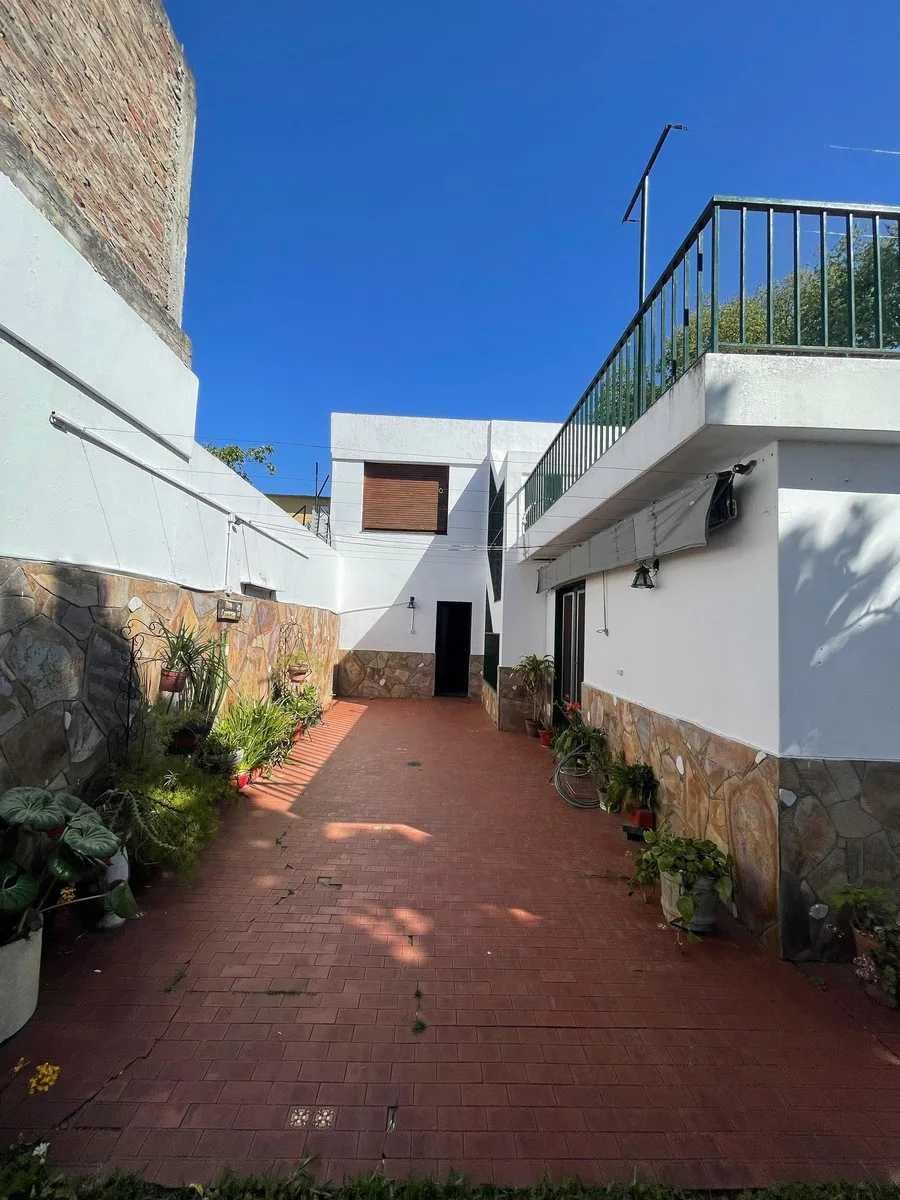 CASA 4 DORMITORIOS  JARDIN 2 COCHERAS TIRO SUIZO foto 4