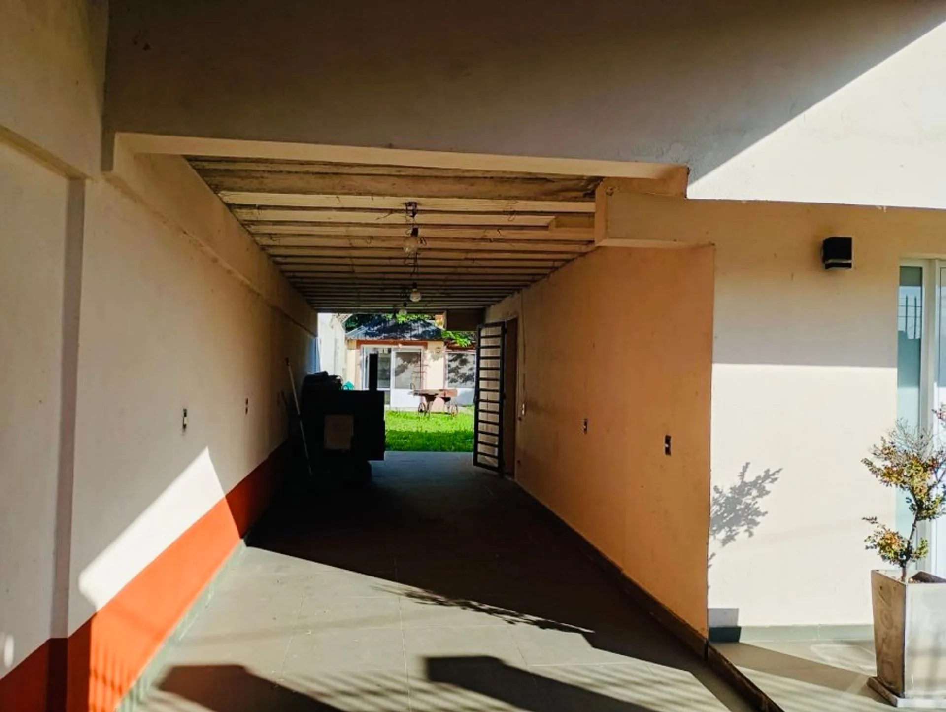 Casa 3 Amb Venta Burzaco Cochera Pileta y Quincho foto 4