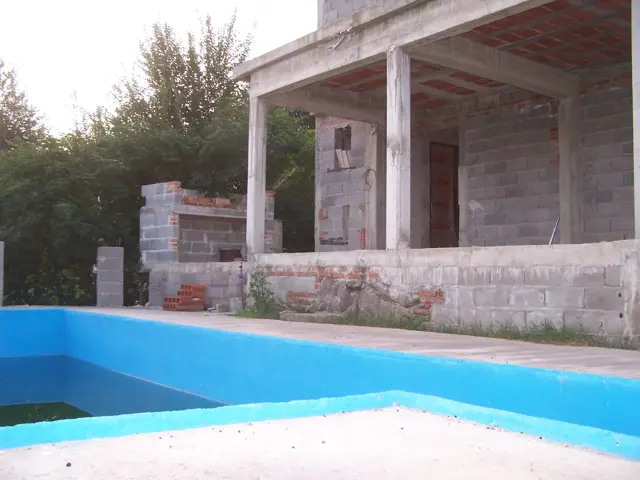 Chalet a TERMINAR, edificado en 2 plantas, con 2 dormitorios, 2 baños, cocina-comedor, cochera-galeria con asador, PILETA, terraza y muy linda Vista.