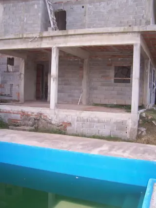 Chalet a TERMINAR, edificado en 2 plantas, con 2 dormitorios, 2 baños, cocina-comedor, cochera-galeria con asador, PILETA, terraza y muy linda Vista. foto 2