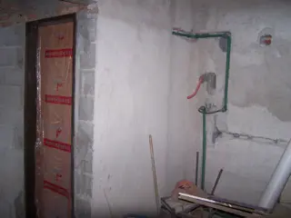 Chalet a TERMINAR, edificado en 2 plantas, con 2 dormitorios, 2 baños, cocina-comedor, cochera-galeria con asador, PILETA, terraza y muy linda Vista. foto 3