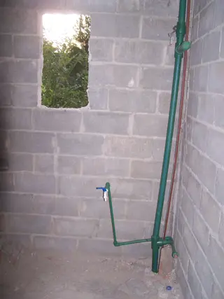 Chalet a TERMINAR, edificado en 2 plantas, con 2 dormitorios, 2 baños, cocina-comedor, cochera-galeria con asador, PILETA, terraza y muy linda Vista. foto 4