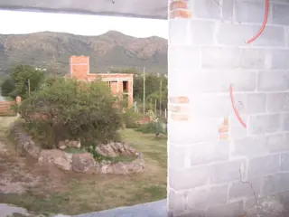 Chalet a TERMINAR, edificado en 2 plantas, con 2 dormitorios, 2 baños, cocina-comedor, cochera-galeria con asador, PILETA, terraza y muy linda Vista. foto 5