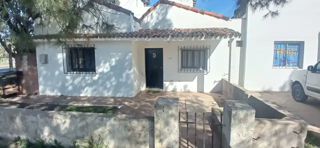 Casa 2 dormitorios con patio y jardín, Paraná