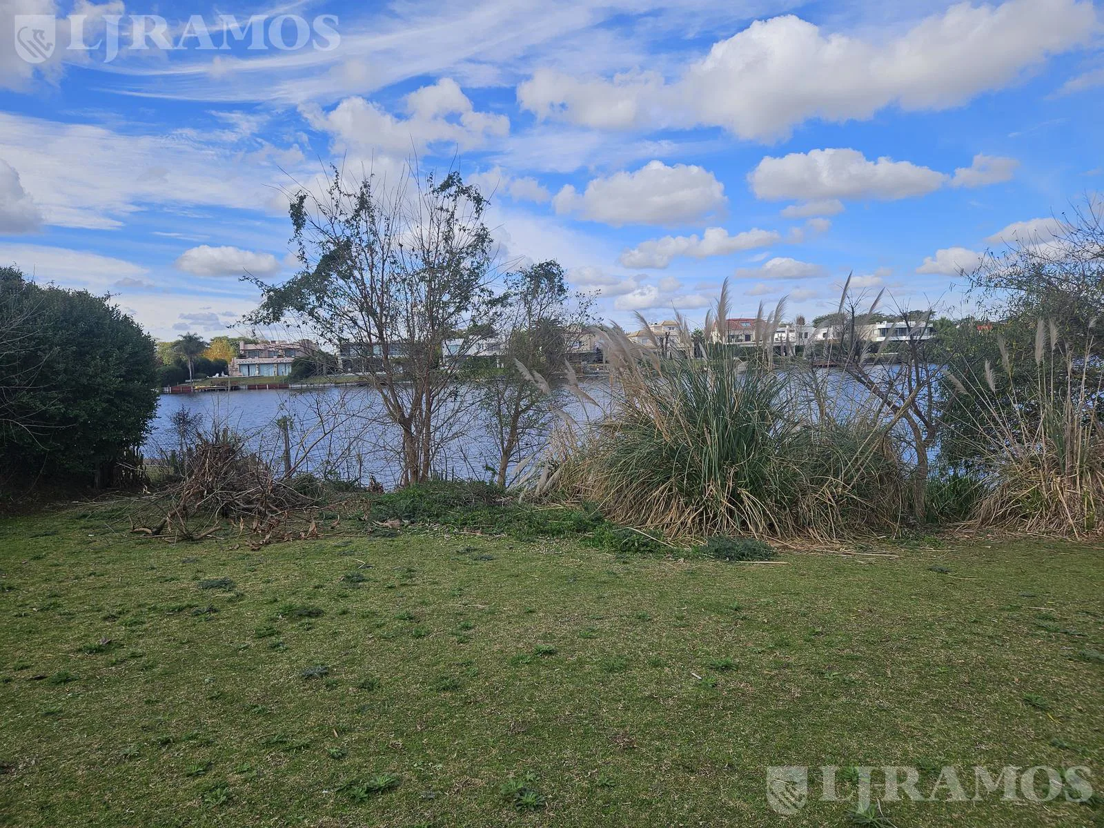 Lote a la LAGUNA de 800 m2  en venta en San Isidro Labrador. foto 2