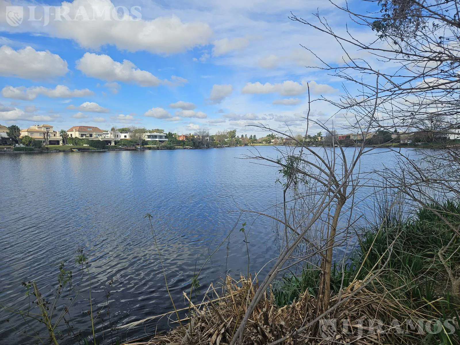 Lote a la LAGUNA de 800 m2  en venta en San Isidro Labrador. foto 3