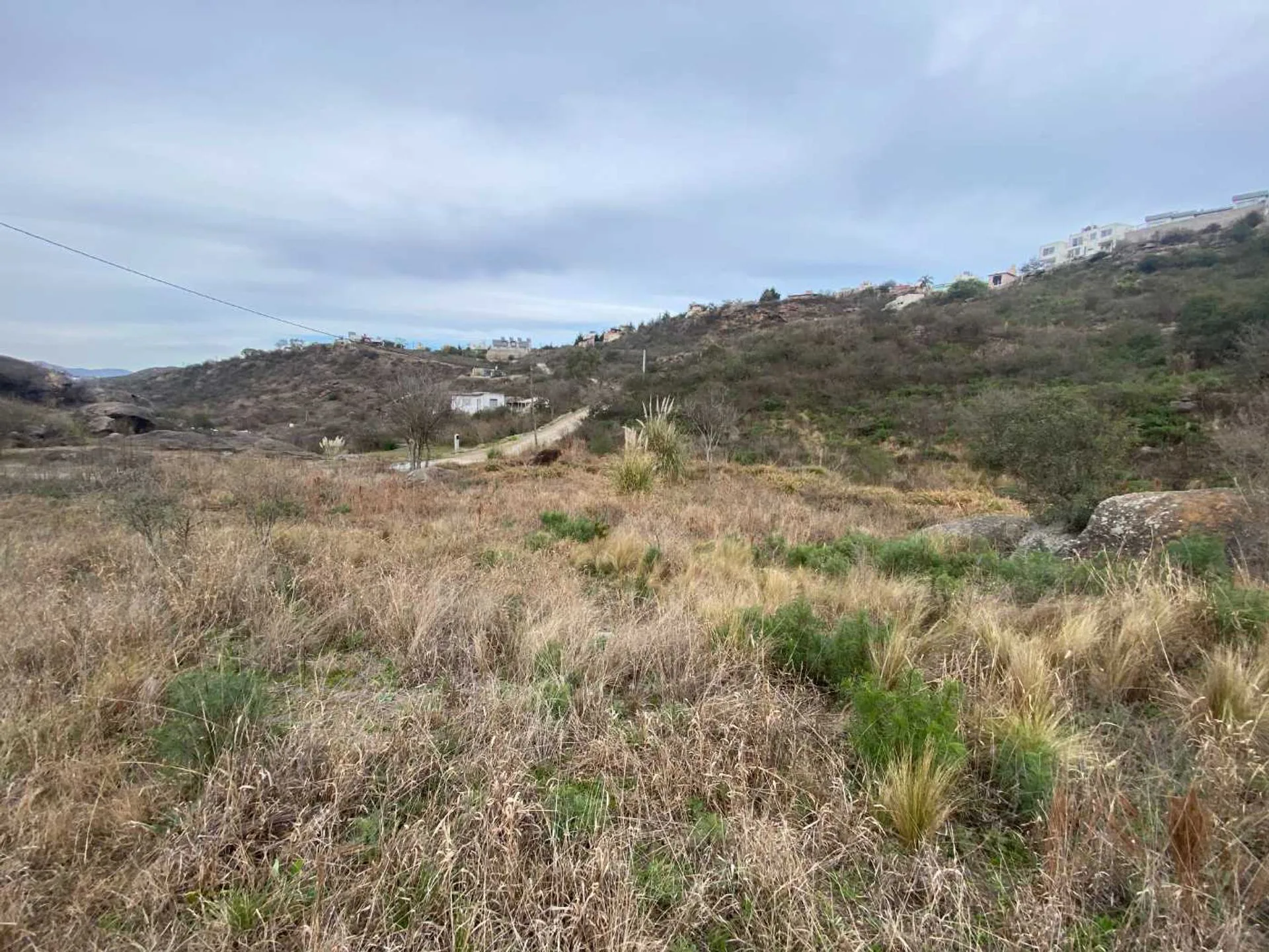 VENDE PERMUTA TERRENO 2071 m2 ESCRITURA CARLOS PAZ foto 3