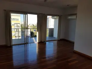 Departamento piso 4 ambientes con cochera doble en Bernal Centro foto 3