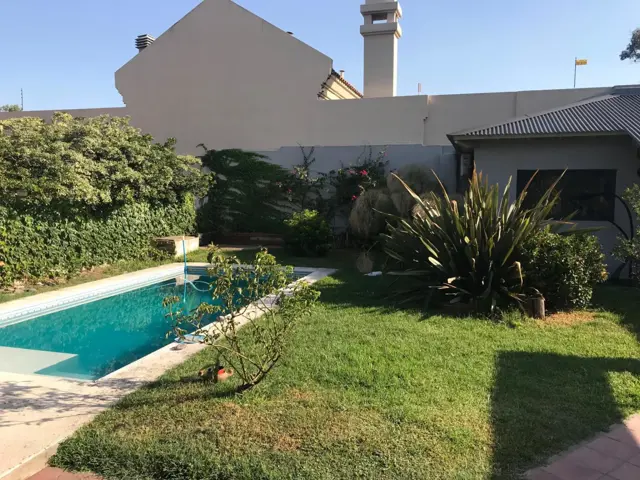 CASA 2 PLANTAS JARDIN Y PISCINA