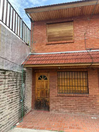 Alquiler duplex 3 ambientes con patio cochera Isidro Casanova foto 2