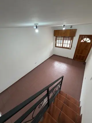Alquiler duplex 3 ambientes con patio cochera Isidro Casanova foto 3