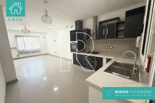 #AlquilerRUKAN | Casa 2 Habitaciones + Quincho | Barrio 13 DE DICIEMBRE | Calle ALAZKA | Caleta Olivia.- foto 2
