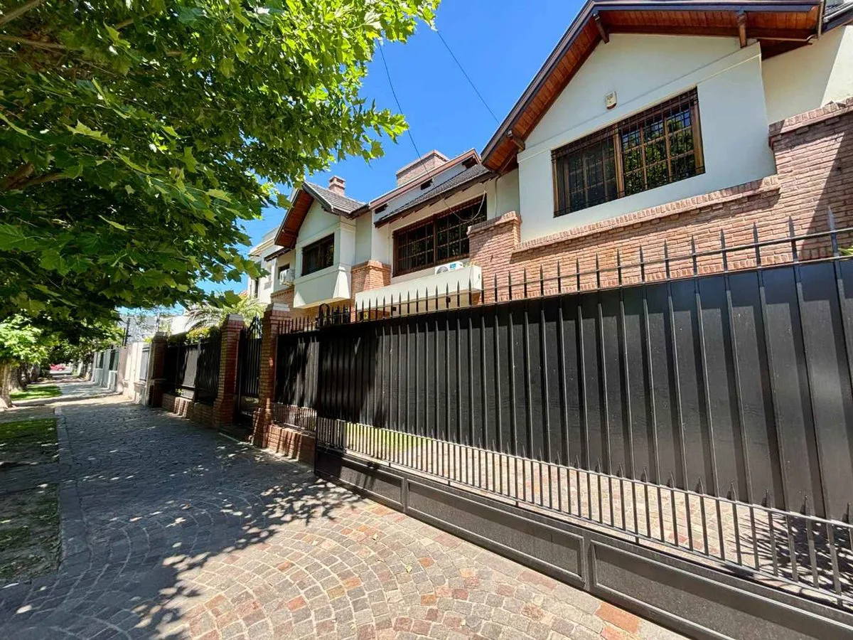 VENTA | CASA | 6 AMBIENTES | 4 COCHERAS | PILETA foto 3