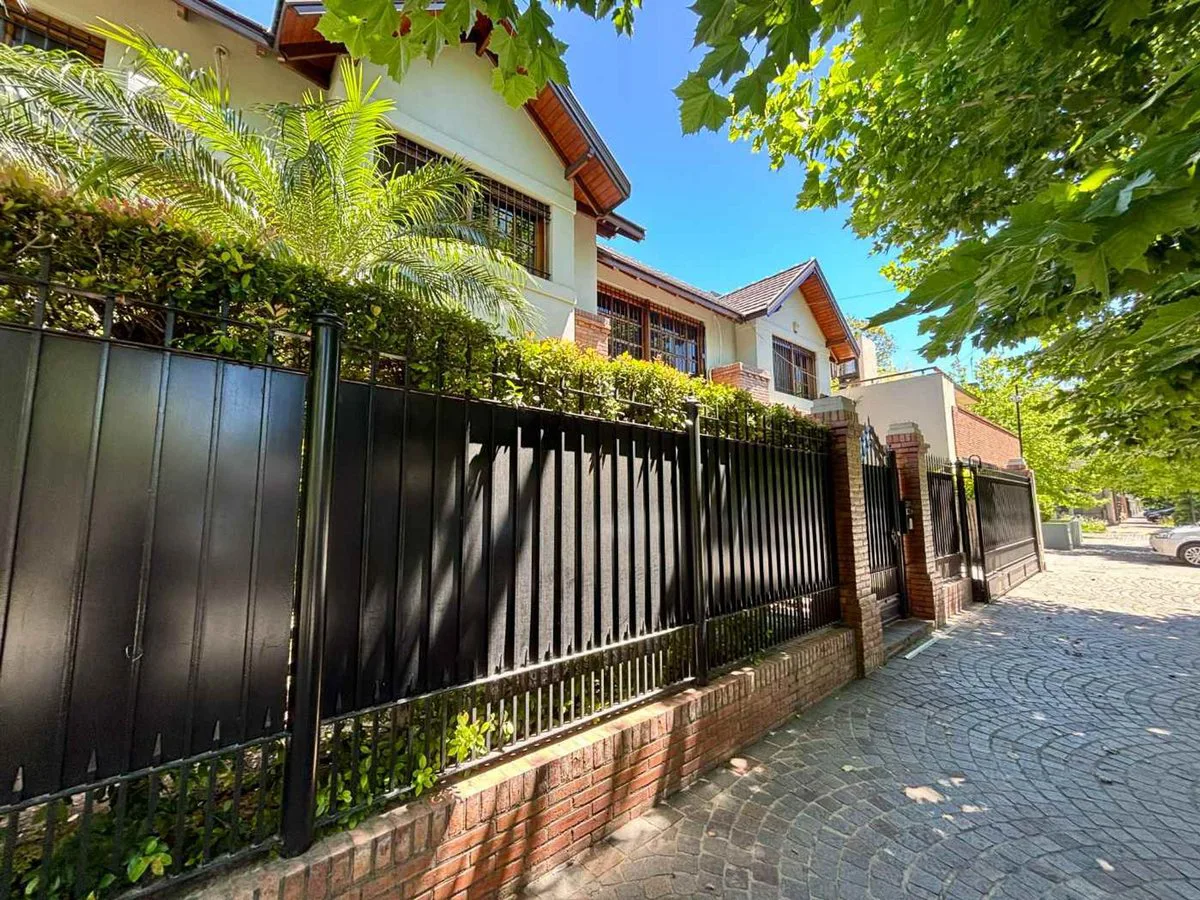 VENTA | CASA | 6 AMBIENTES | 4 COCHERAS | PILETA foto 4