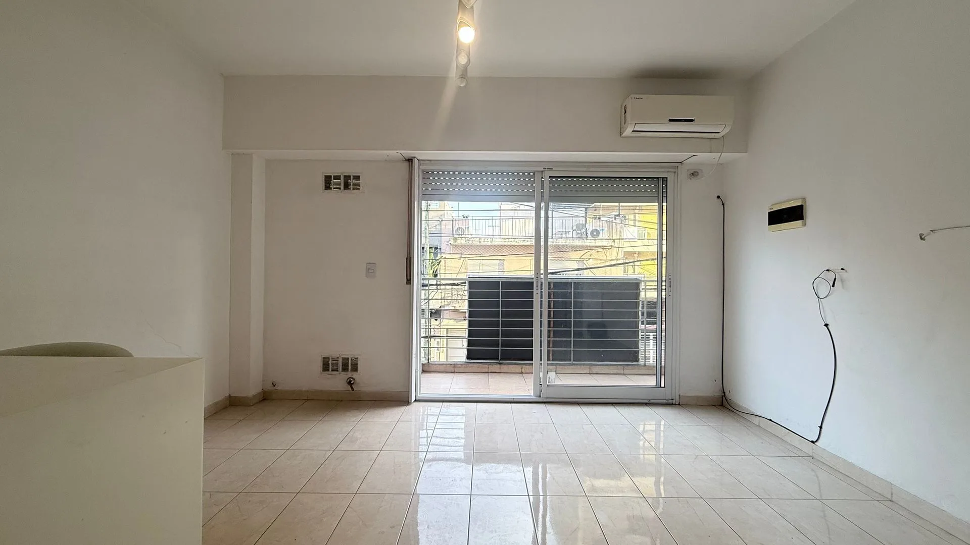 VENDE 2 AMB 1er piso CASEROS MUY LINDO foto 2