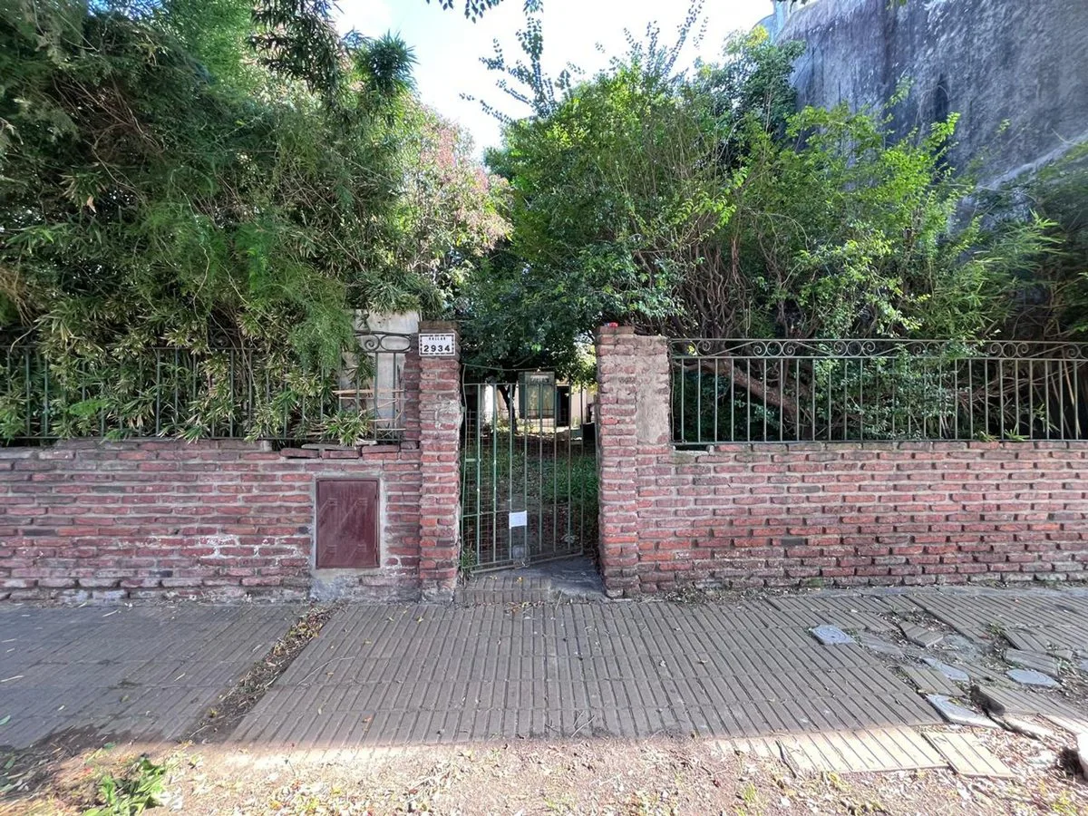 LOTE CON CASA A REFACCIONAR EN VALENTIN ALSINA foto 2