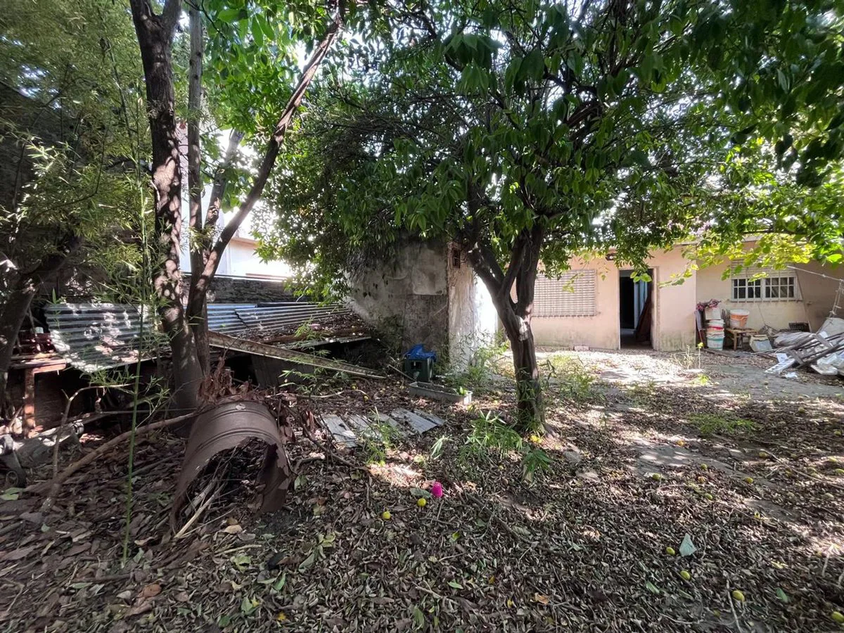 LOTE CON CASA A REFACCIONAR EN VALENTIN ALSINA foto 3