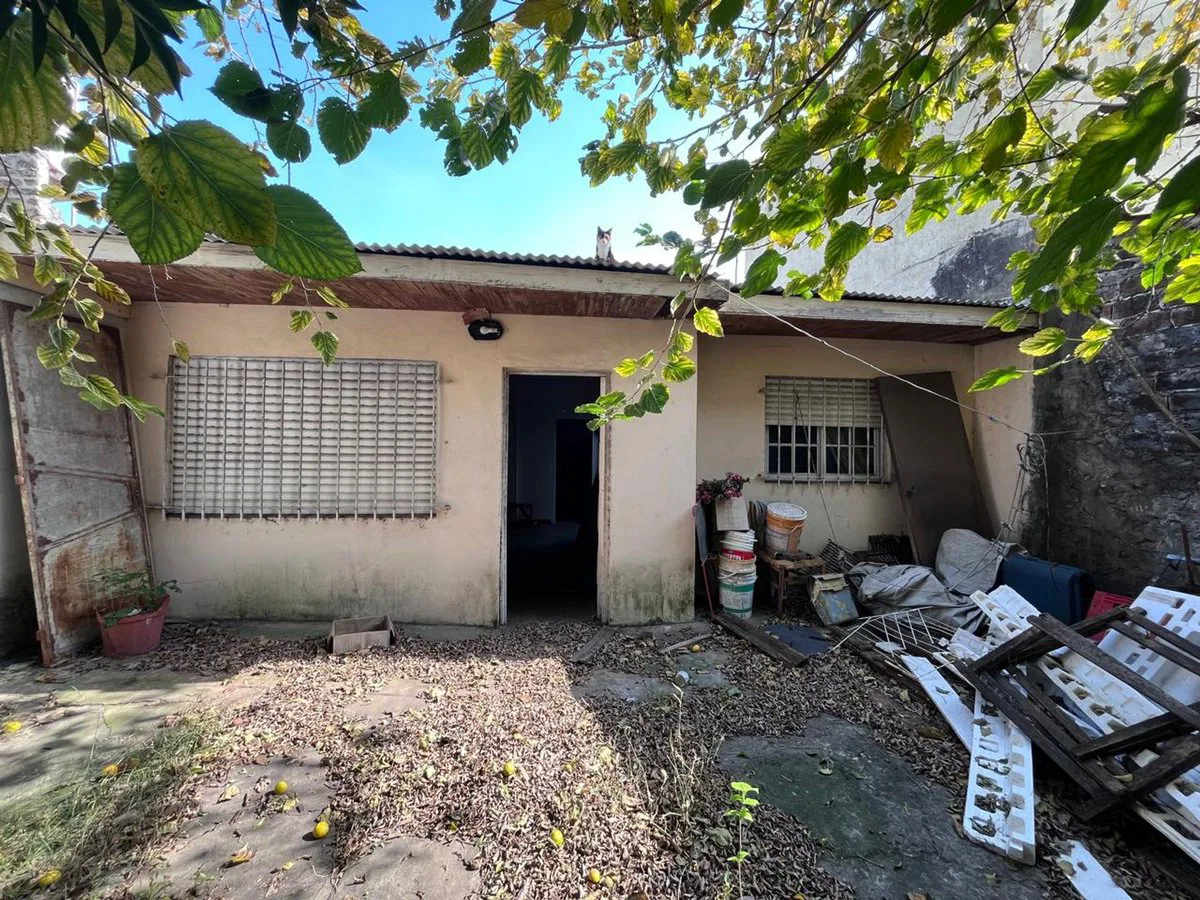 LOTE CON CASA A REFACCIONAR EN VALENTIN ALSINA foto 5