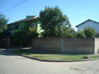 LONGCHAMPS: BARRIO POLICIAL. DUPLEX  3 DORMITORIOS C/ PARQUE  y GARAGE PARA DOS AUTOS ***EXCELENTE OPORTUNIDAD*** foto 2