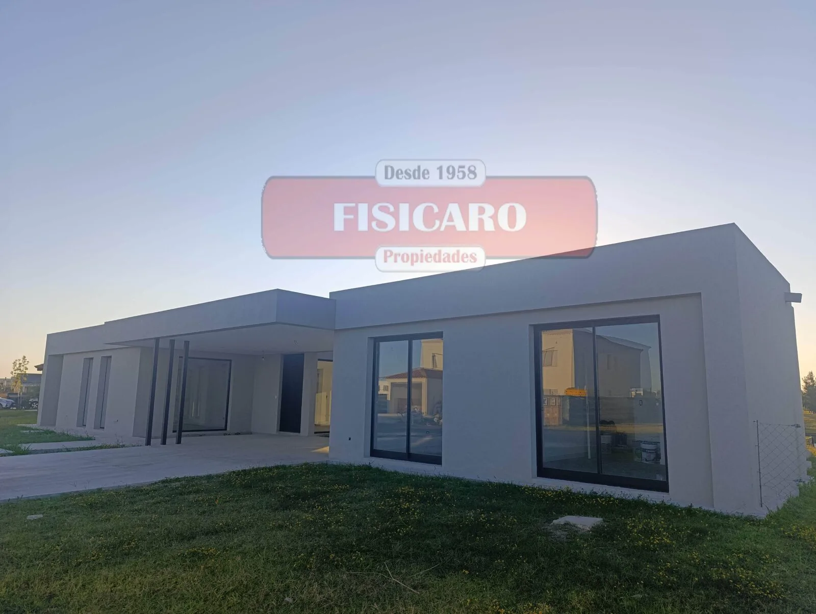VENTA!!! Casa 5 ambtes c/piscina a la LAGUNA - A ESTRENAR foto 2