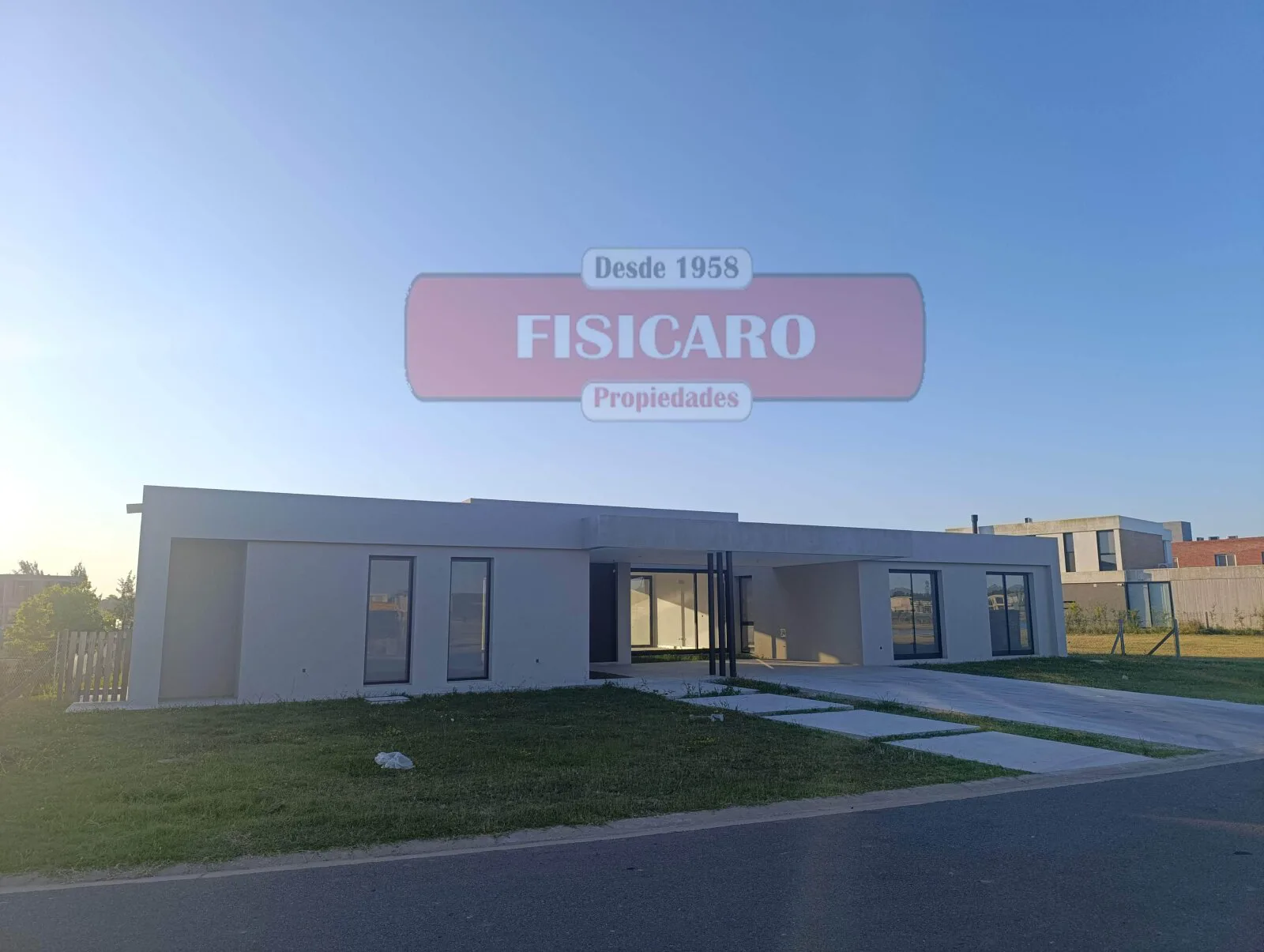 VENTA!!! Casa 5 ambtes c/piscina a la LAGUNA - A ESTRENAR foto 3