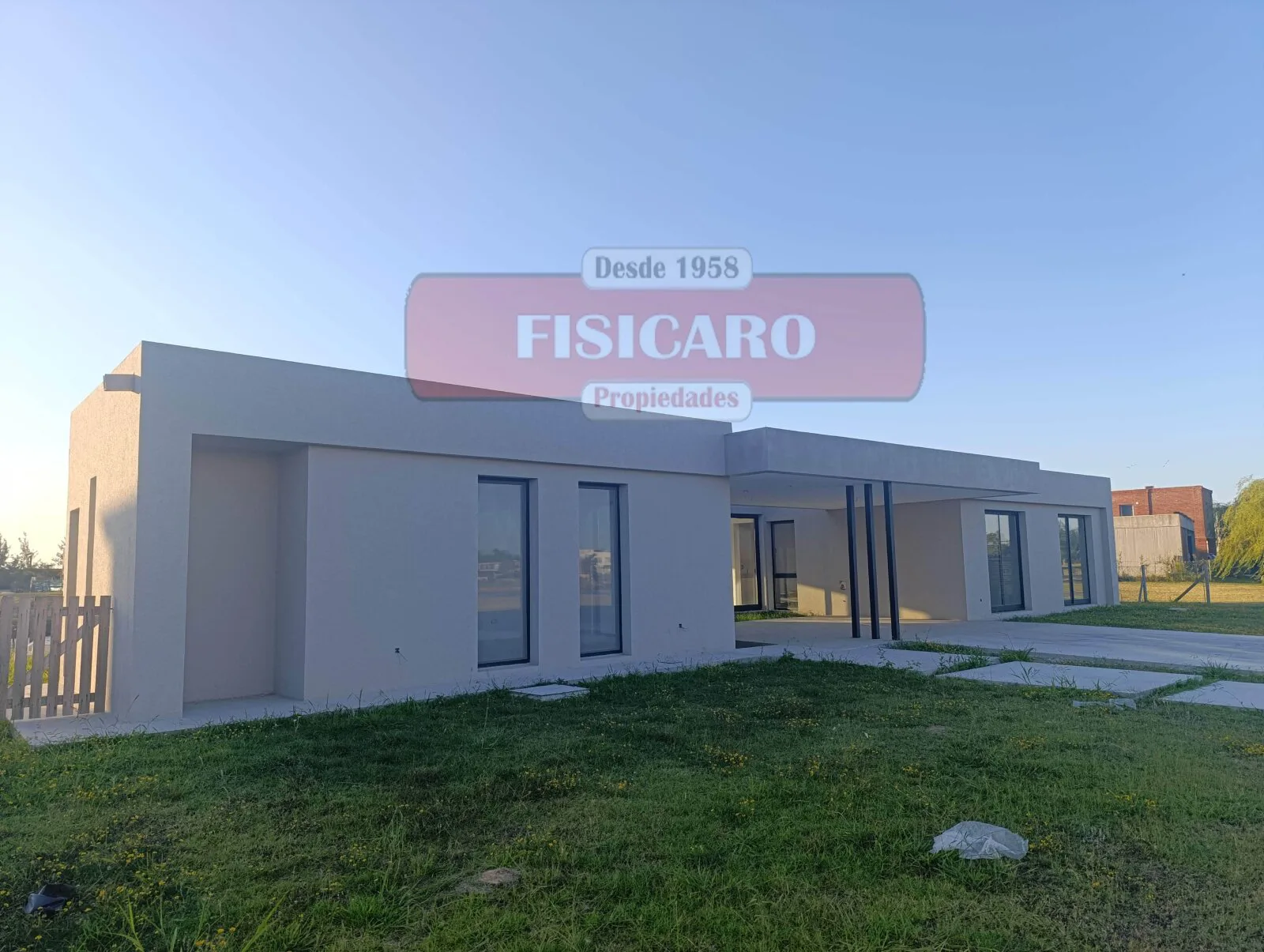 VENTA!!! Casa 5 ambtes c/piscina a la LAGUNA - A ESTRENAR foto 4